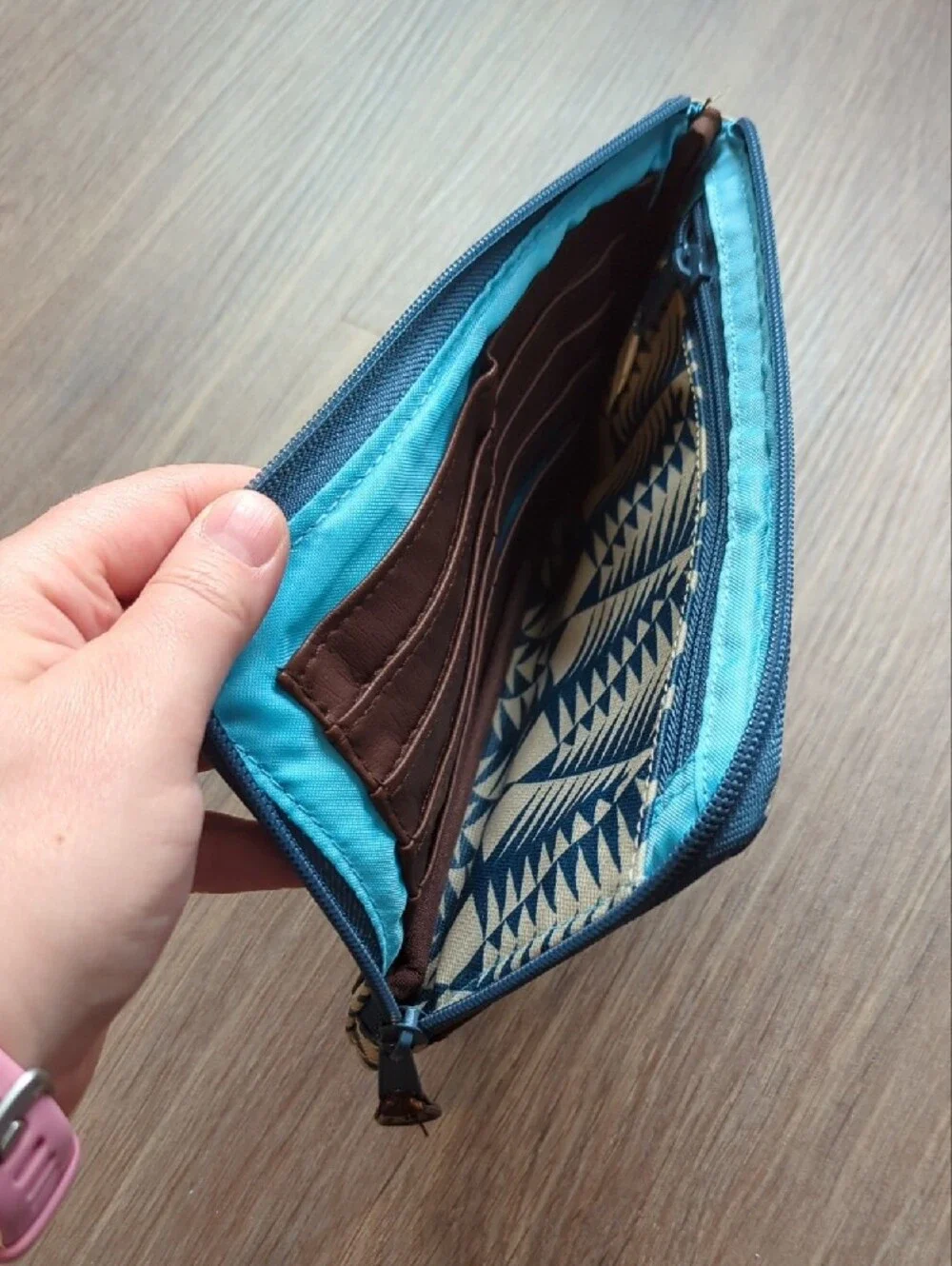 Kavu Blue & Cream Geometric Zip Wallet Clutch Case